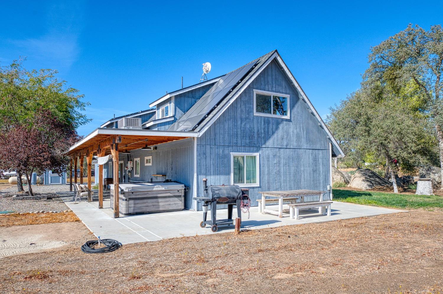 26826 Twin Ponds Rd, Clovis, CA 93619