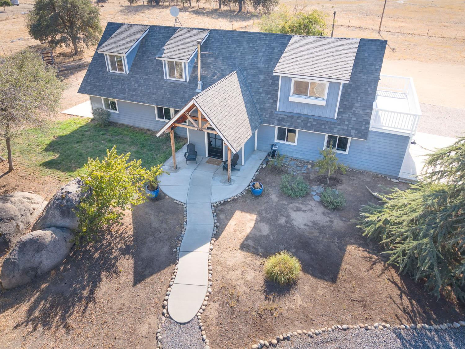 26826 Twin Ponds Rd, Clovis, CA 93619