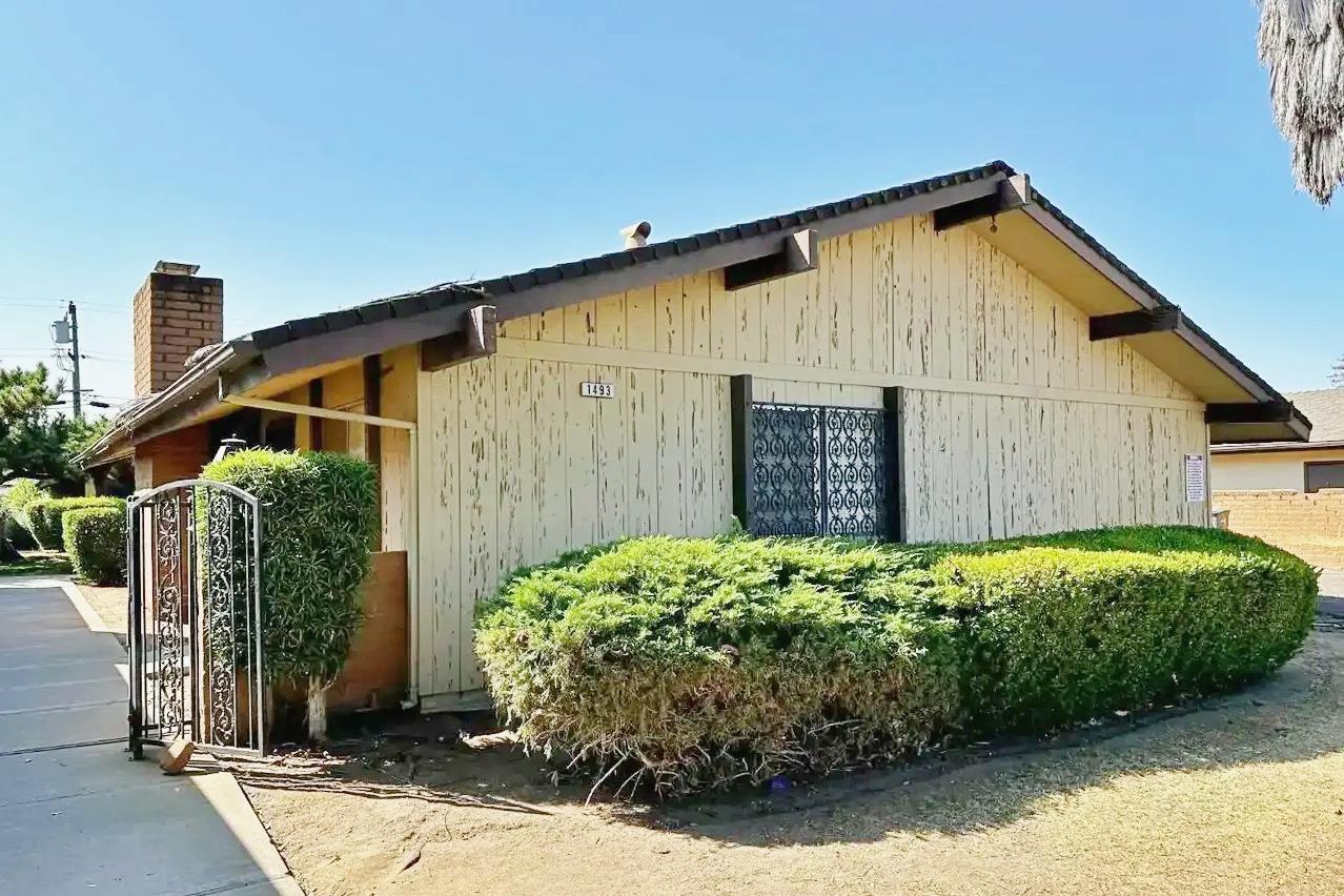 1493 W Fairmont Ave, Fresno, CA 93705