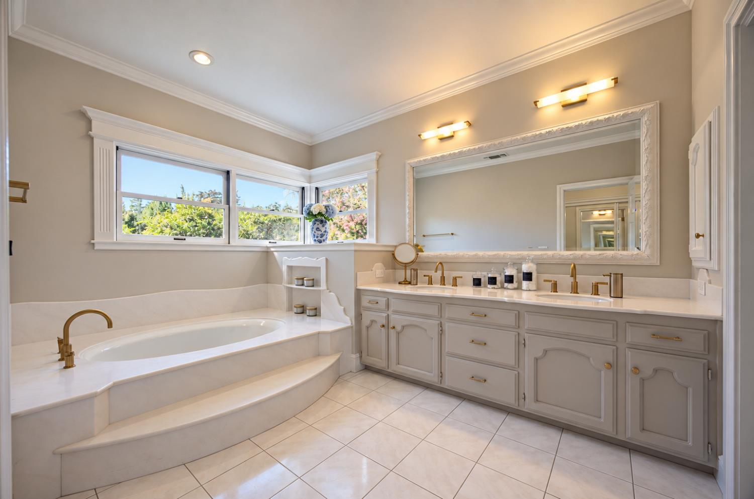813 E Ashcroft Ave, Fresno, CA 93704