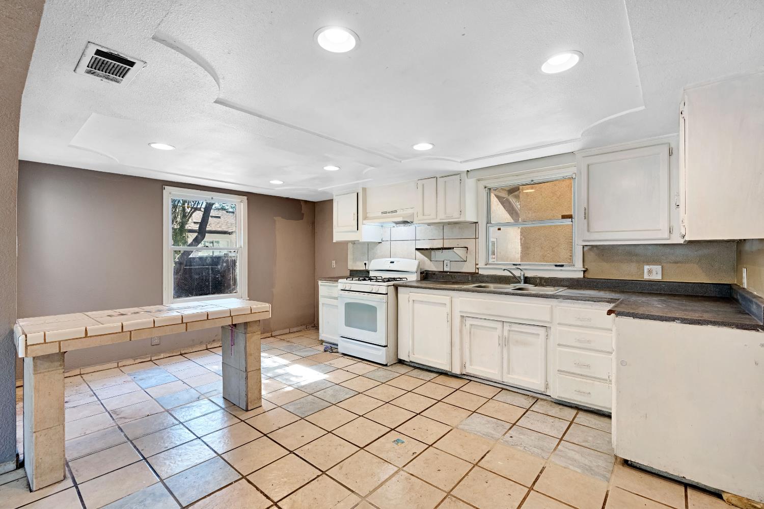 1661 N 7Th St, Fresno, CA 93703