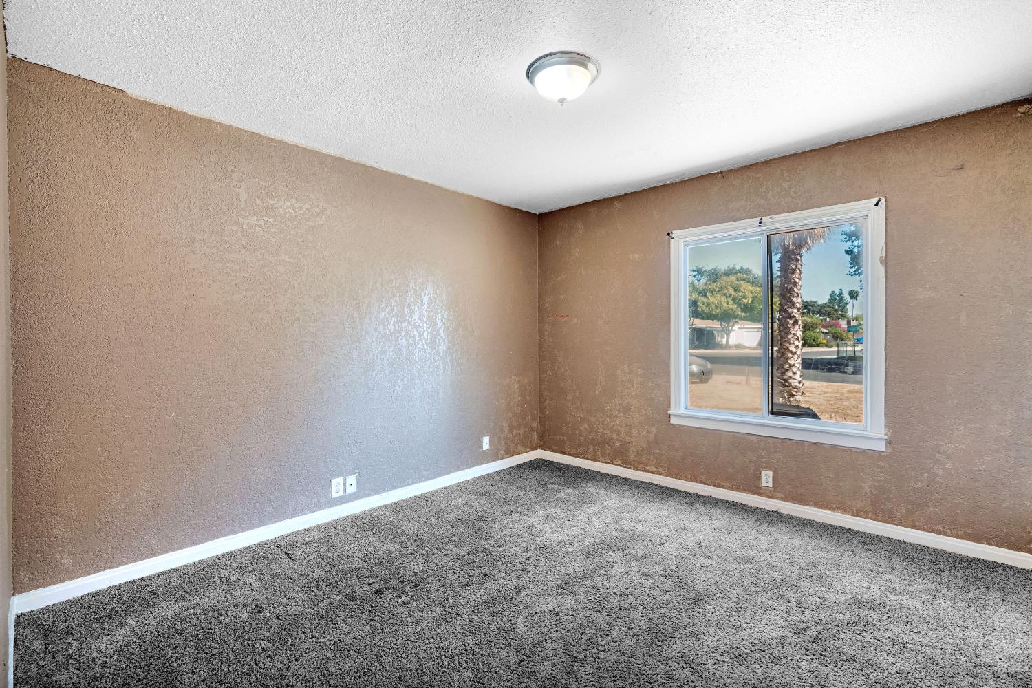 1661 N 7Th St, Fresno, CA 93703