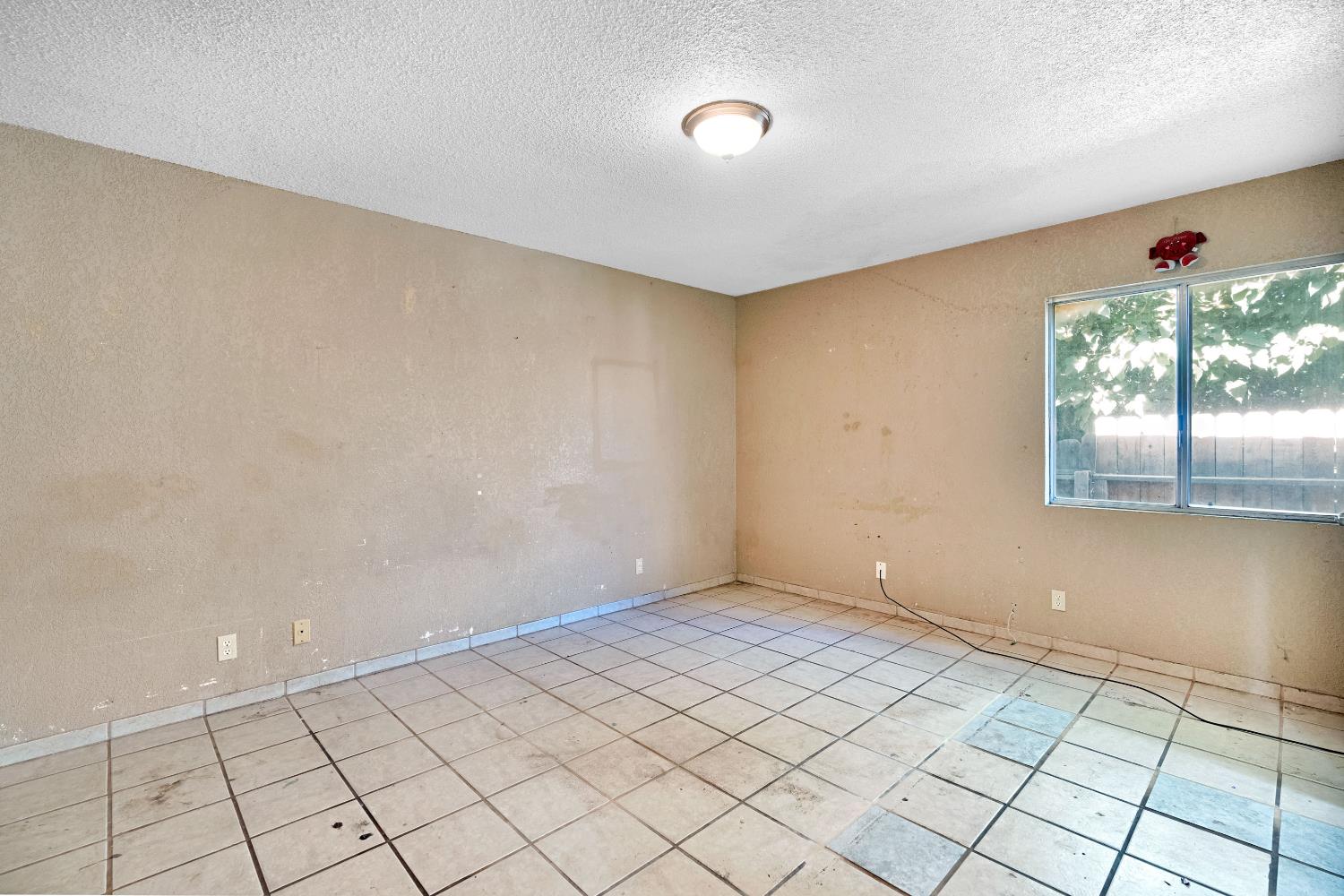 1661 N 7Th St, Fresno, CA 93703