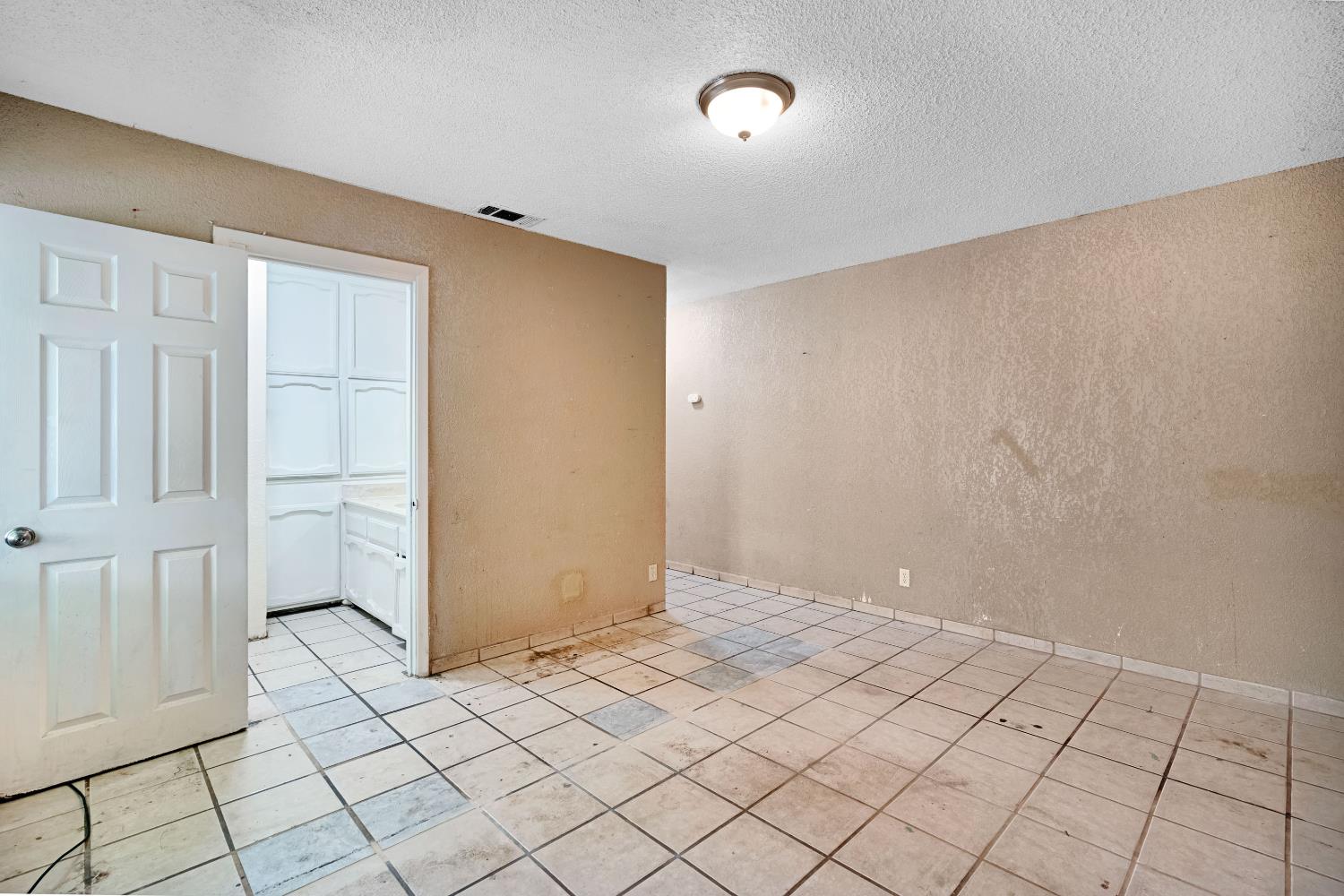 1661 N 7Th St, Fresno, CA 93703
