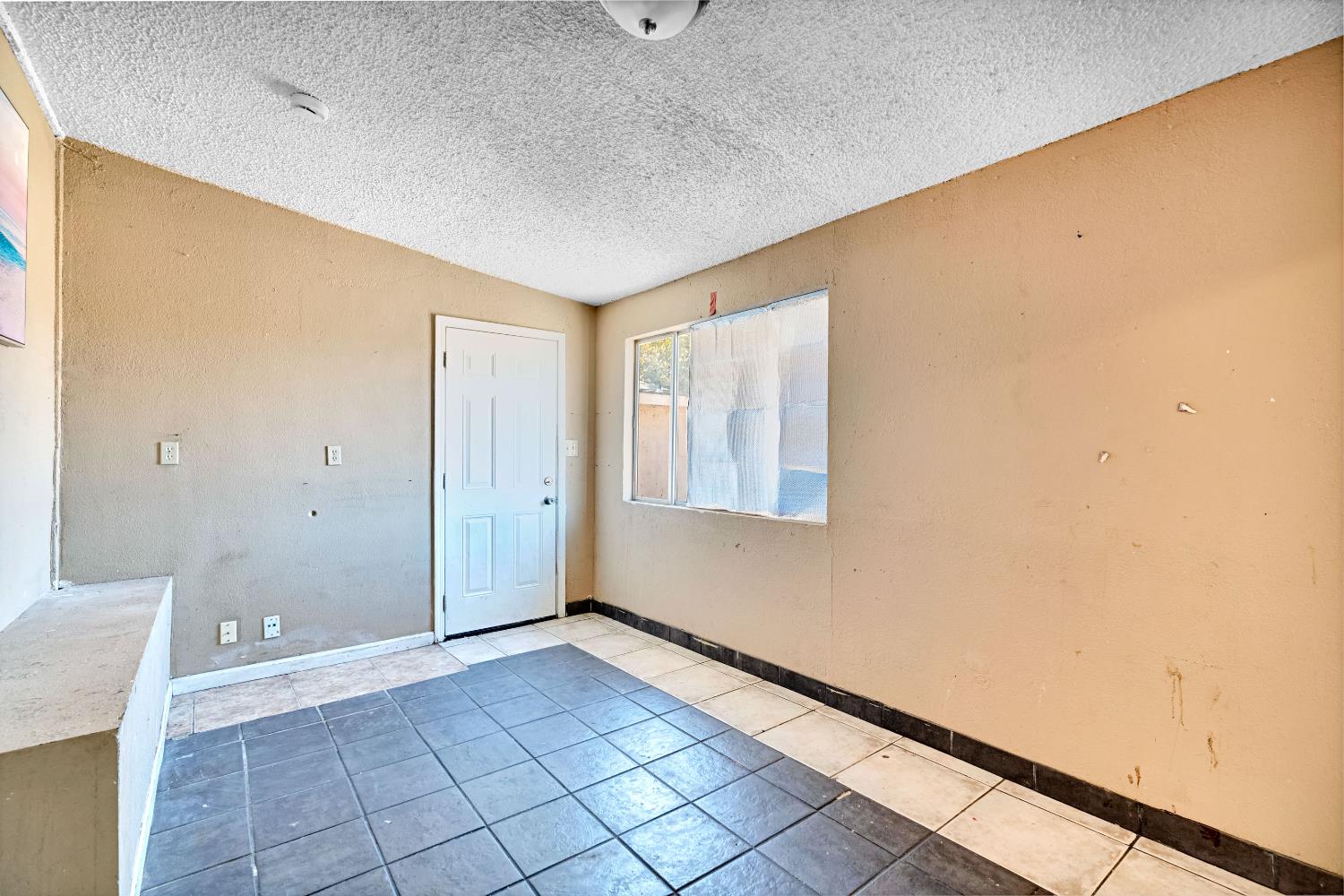 1661 N 7Th St, Fresno, CA 93703