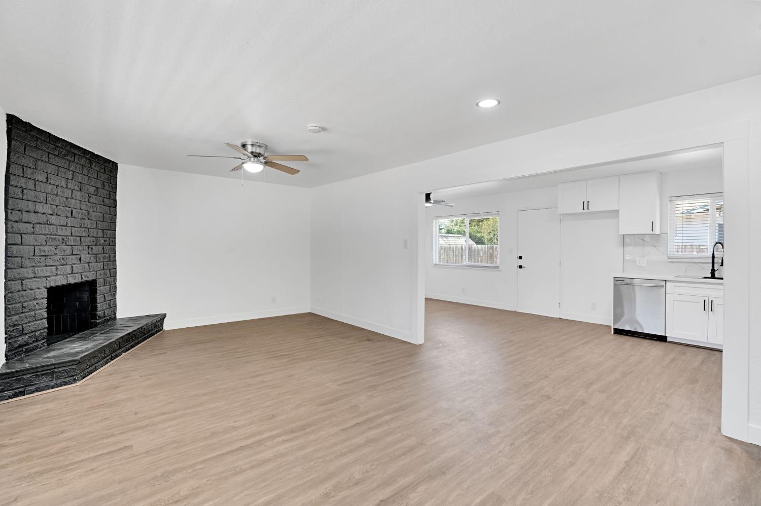 337 N Chinowth, Visalia, CA 93291
