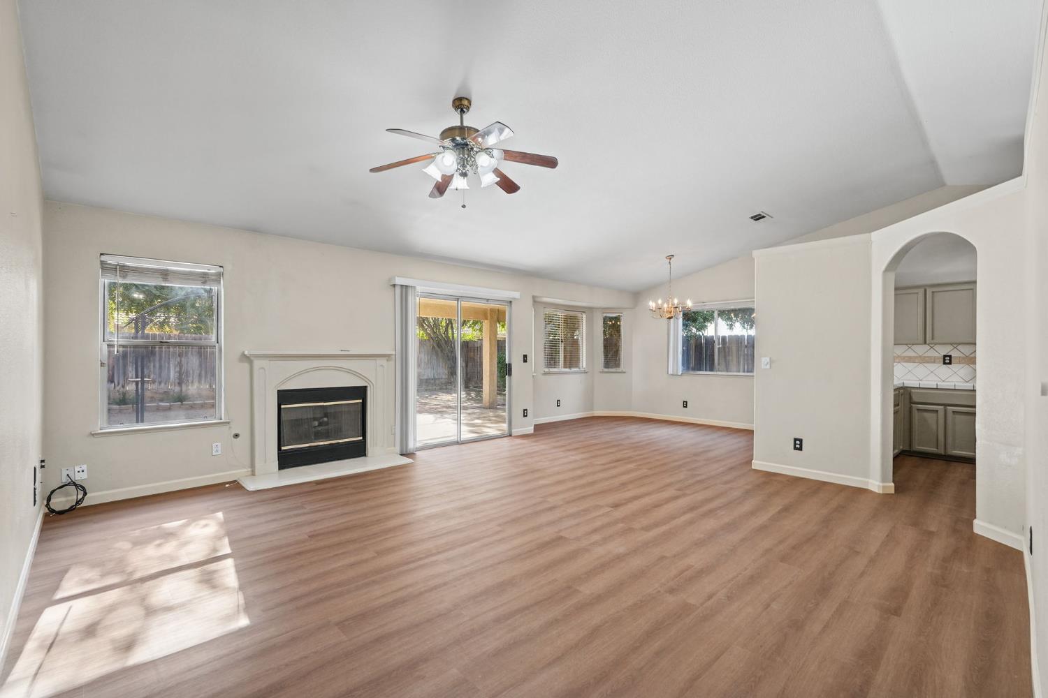5438 N State St, Fresno, CA 93722