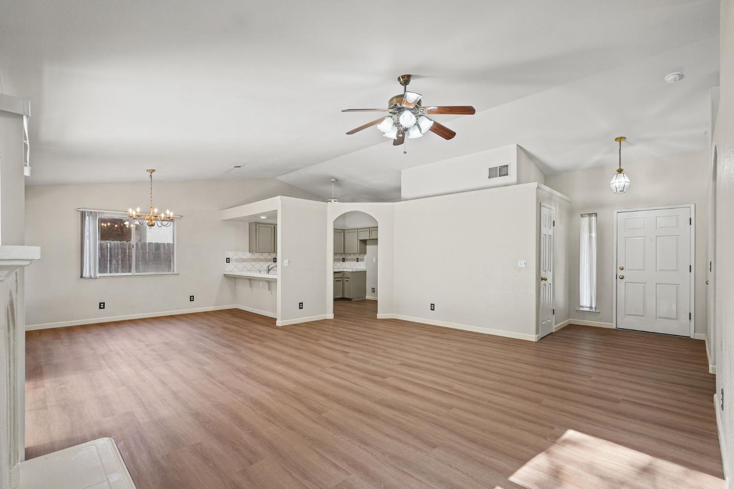 5438 N State St, Fresno, CA 93722