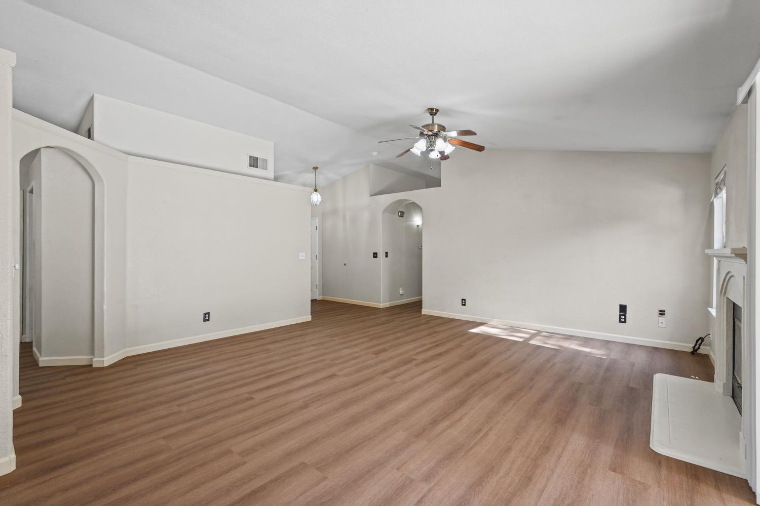 5438 N State St, Fresno, CA 93722