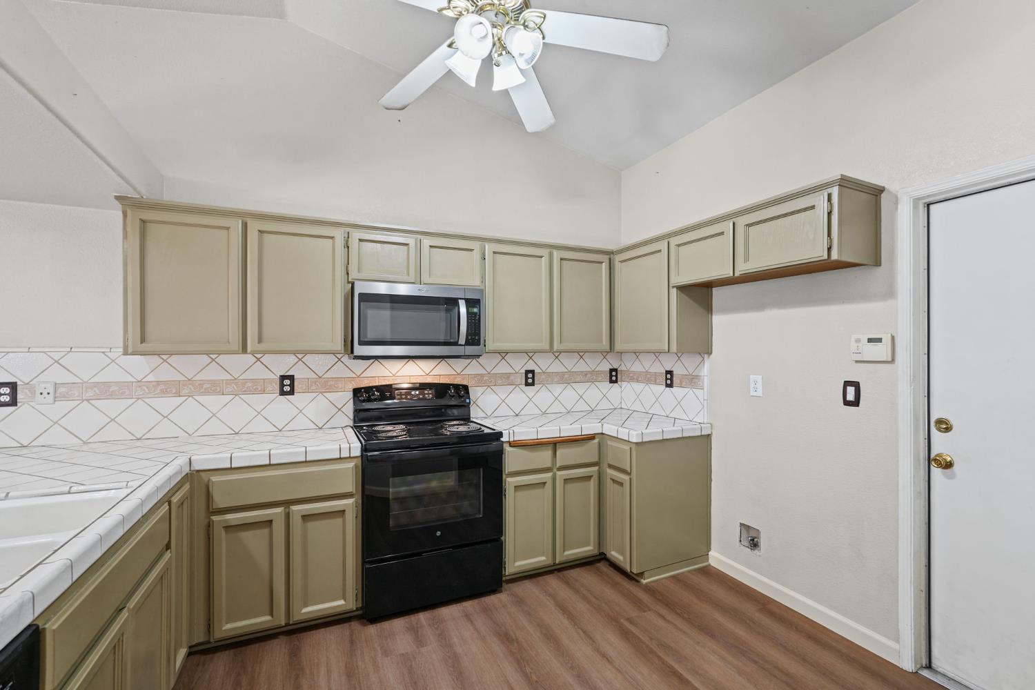 5438 N State St, Fresno, CA 93722
