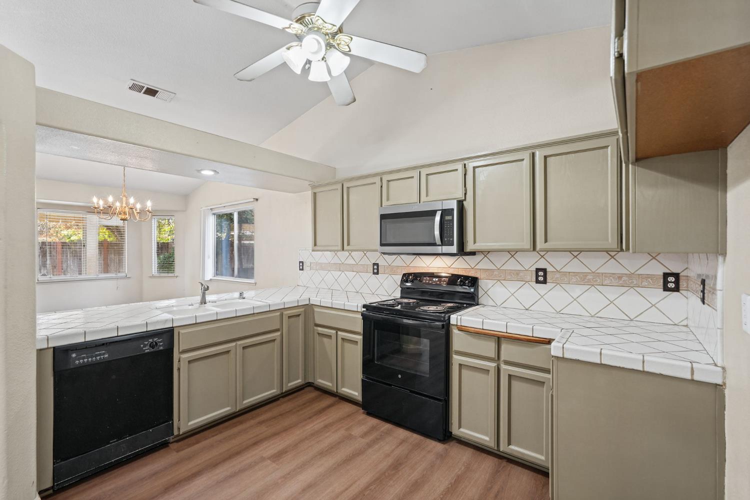 5438 N State St, Fresno, CA 93722