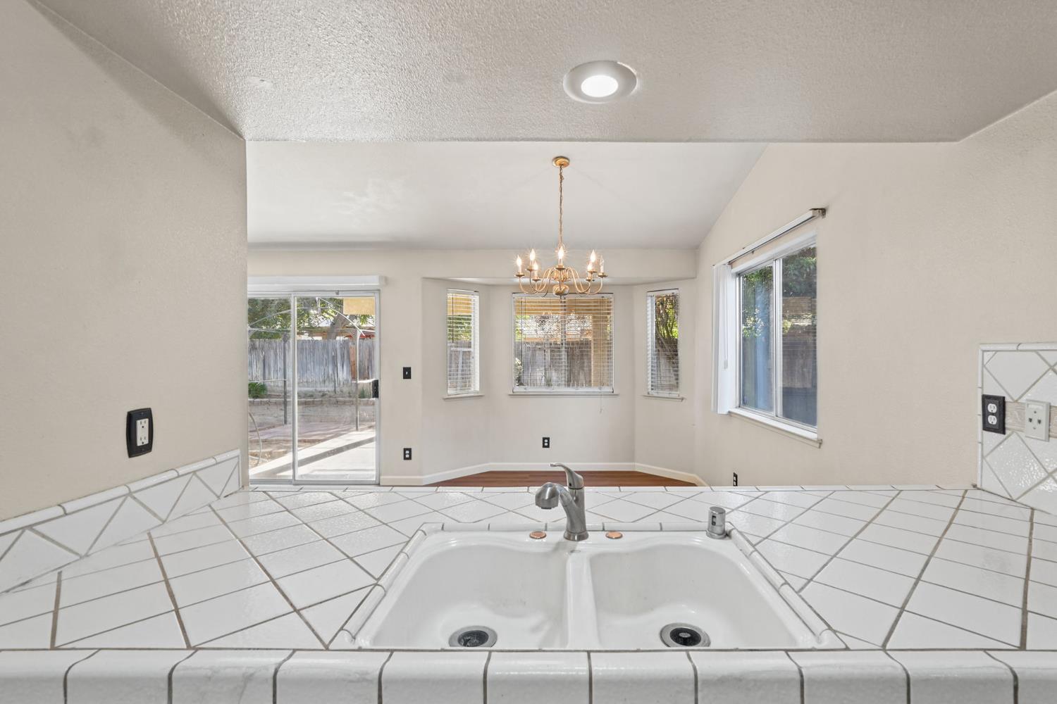 5438 N State St, Fresno, CA 93722