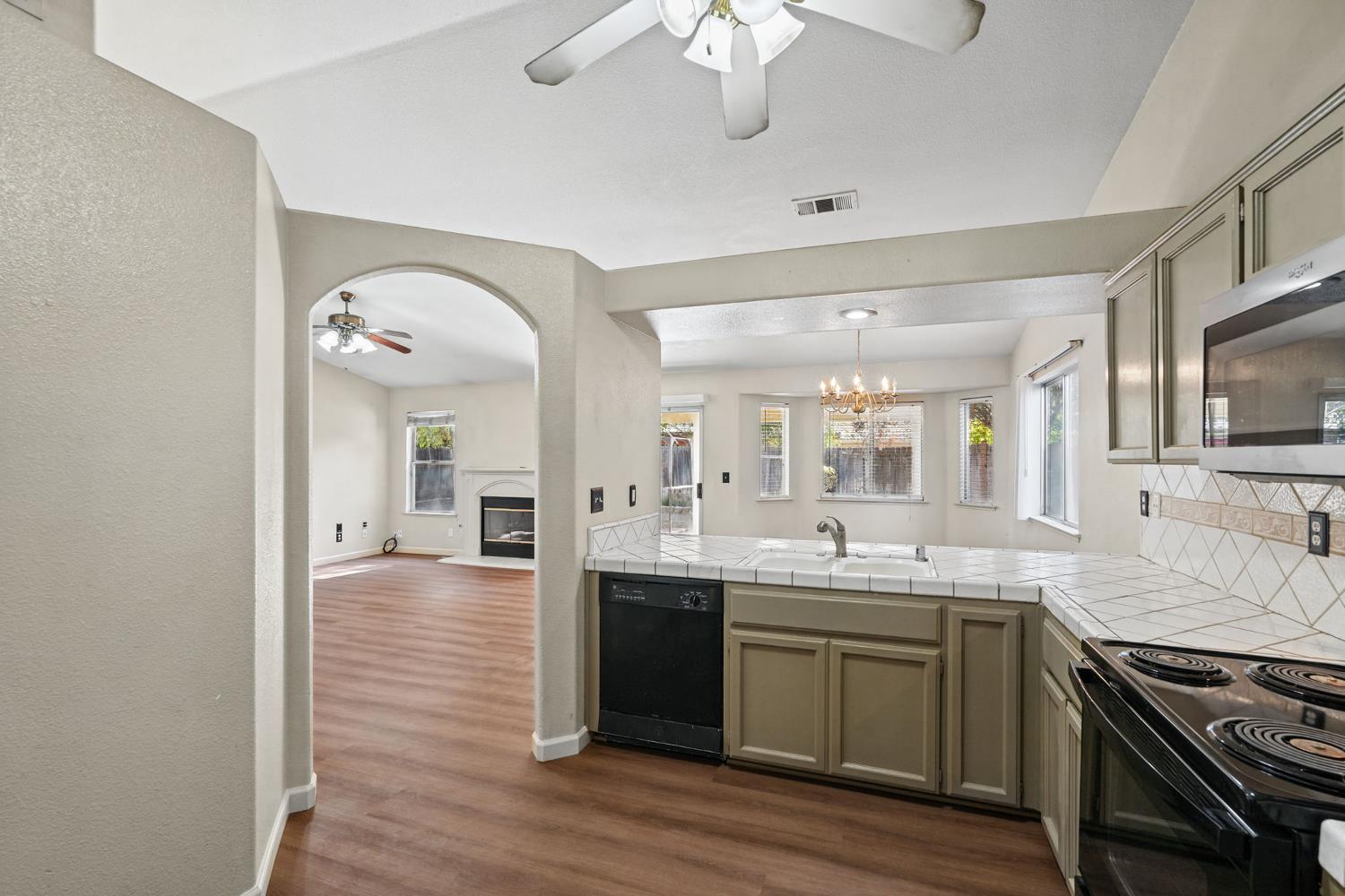 5438 N State St, Fresno, CA 93722