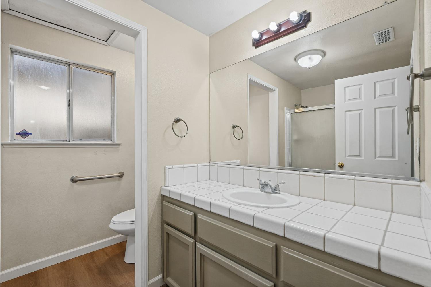 5438 N State St, Fresno, CA 93722