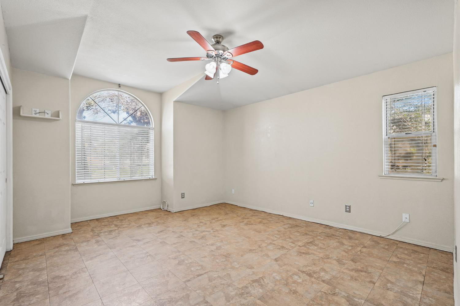 5438 N State St, Fresno, CA 93722