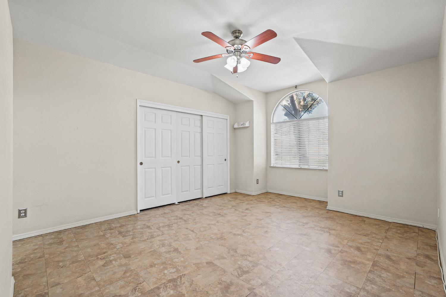 5438 N State St, Fresno, CA 93722