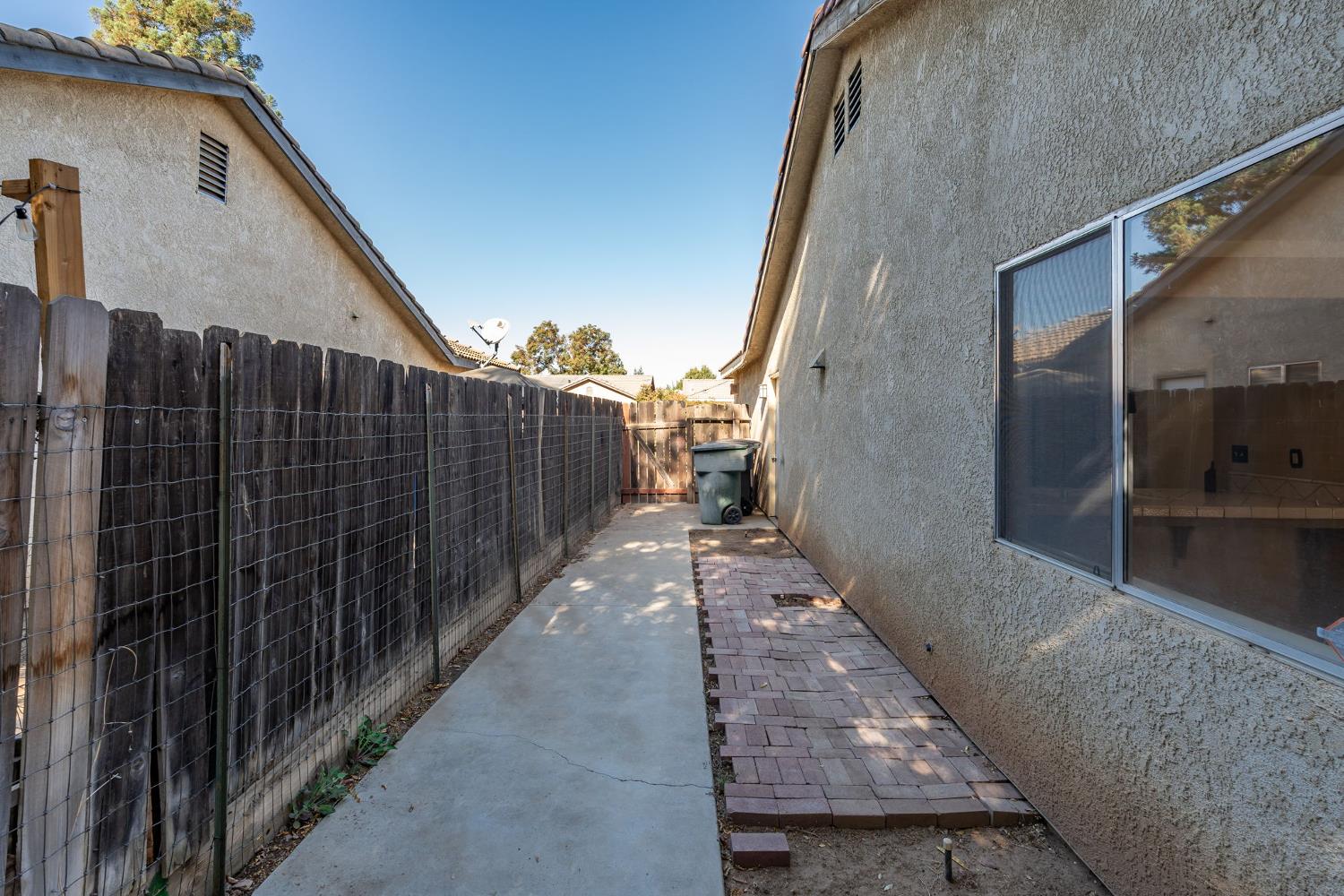 5438 N State St, Fresno, CA 93722