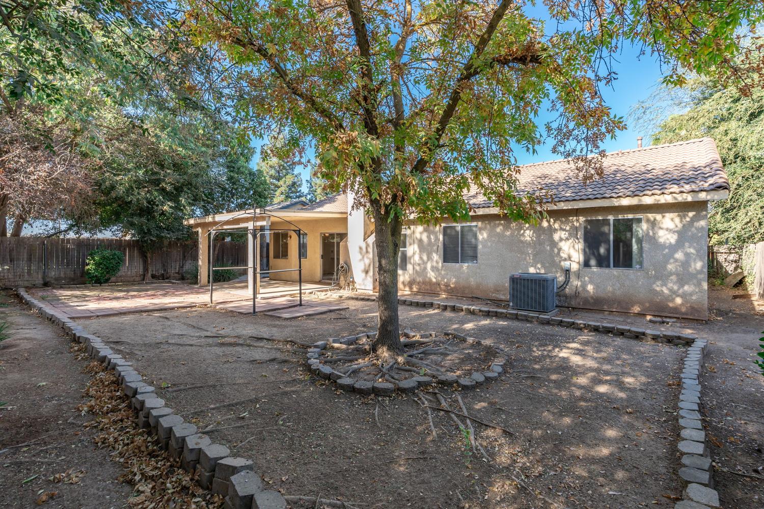 5438 N State St, Fresno, CA 93722