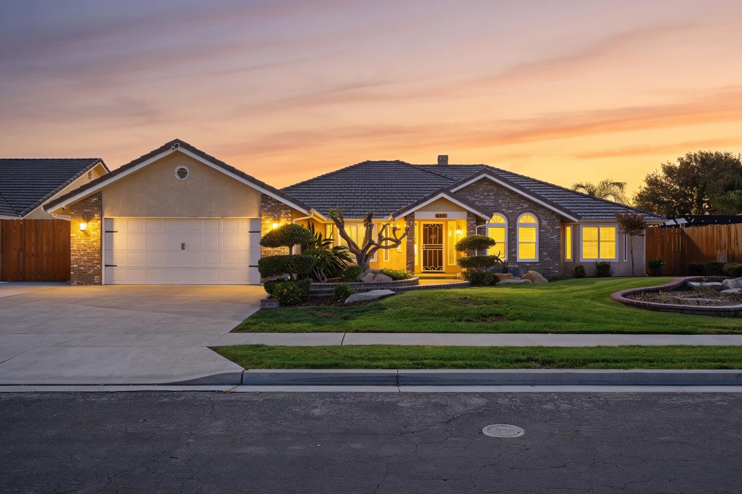 345 S Acacia Dr, Lemoore, CA 93245