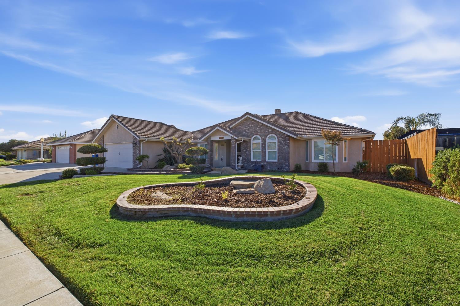 345 S Acacia Dr, Lemoore, CA 93245