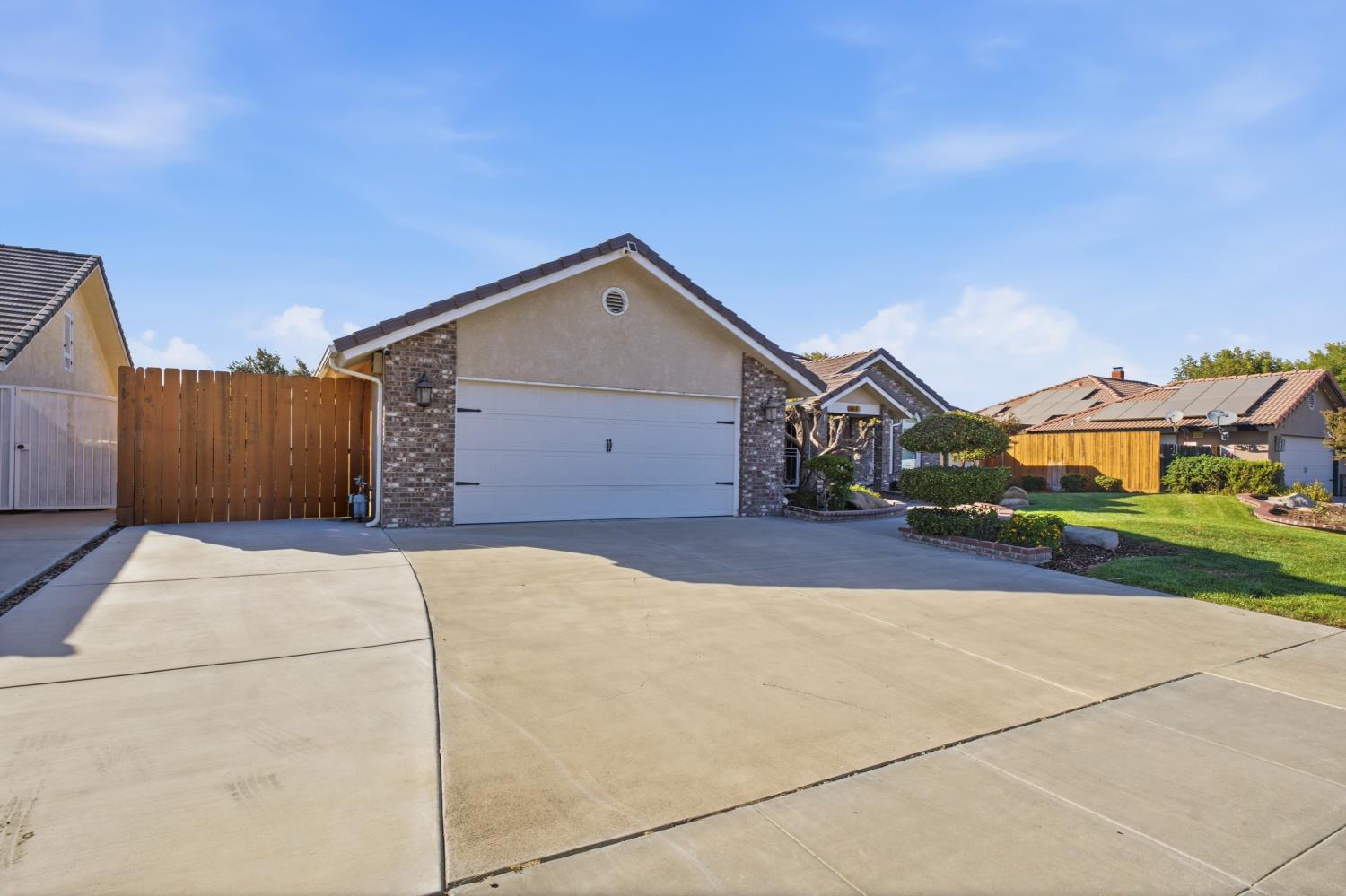 345 S Acacia Dr, Lemoore, CA 93245