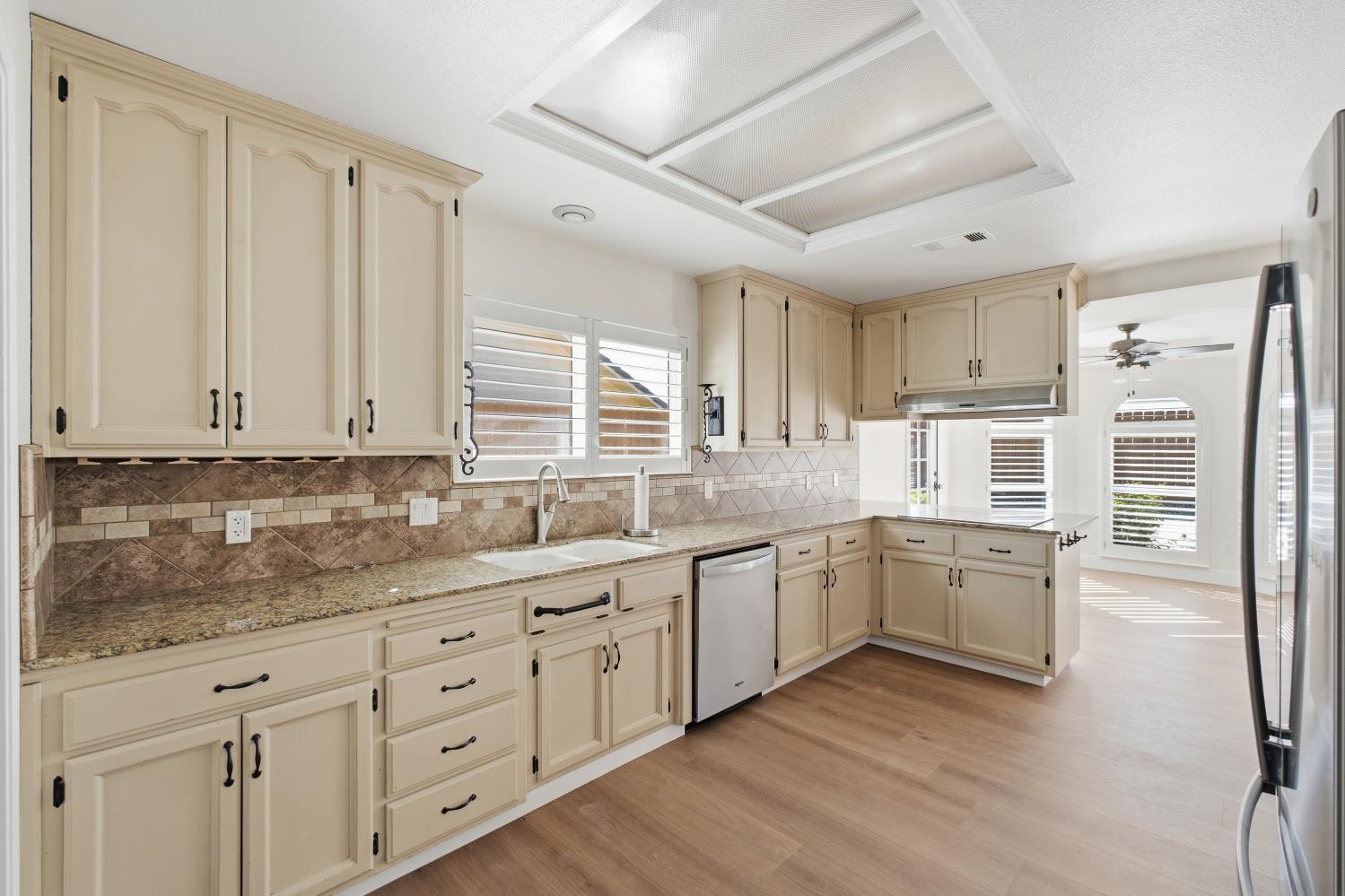 345 S Acacia Dr, Lemoore, CA 93245