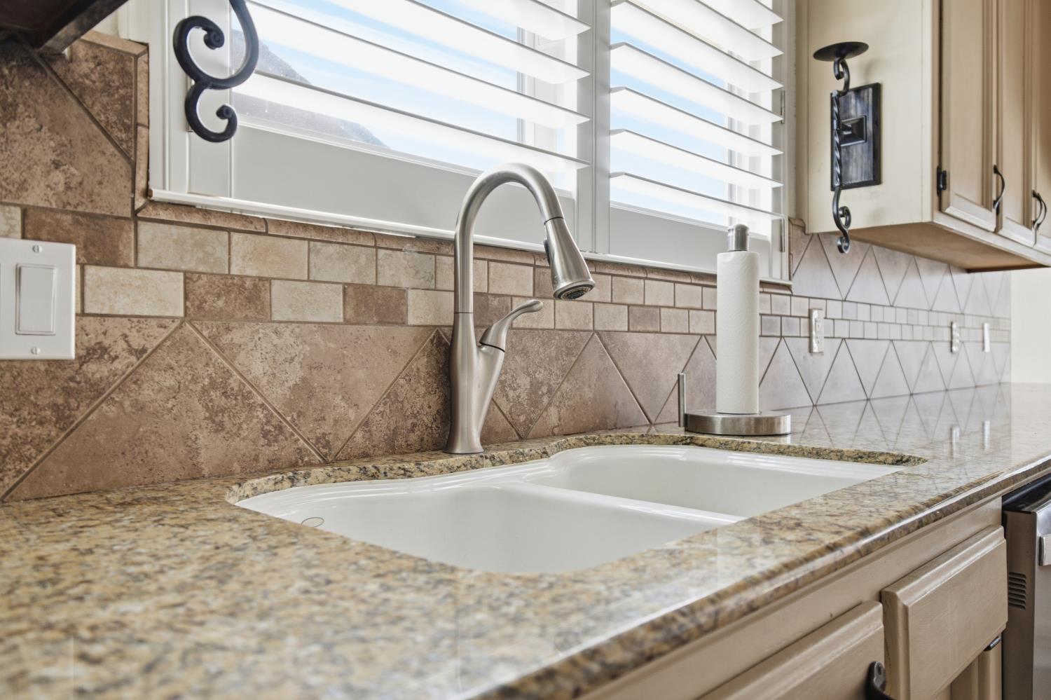 345 S Acacia Dr, Lemoore, CA 93245