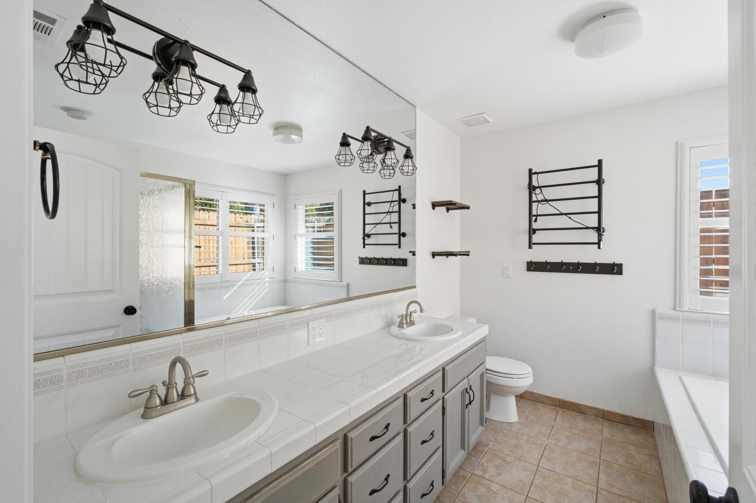 345 S Acacia Dr, Lemoore, CA 93245