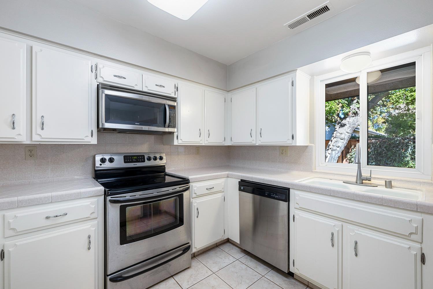 5086 N Forkner Ave, Fresno, CA 93711