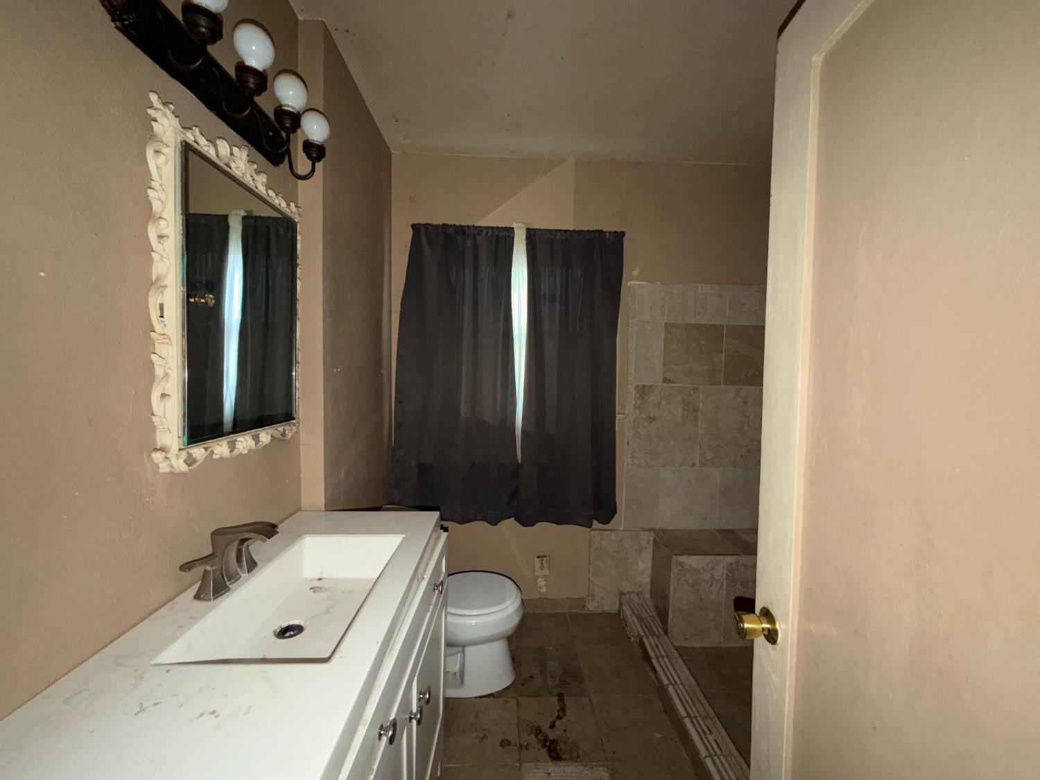 724 W Yosemite Ave, Madera, CA 93637
