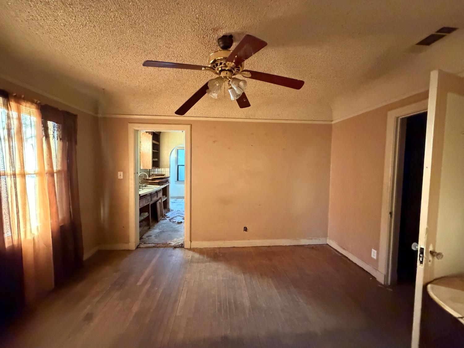 724 W Yosemite Ave, Madera, CA 93637