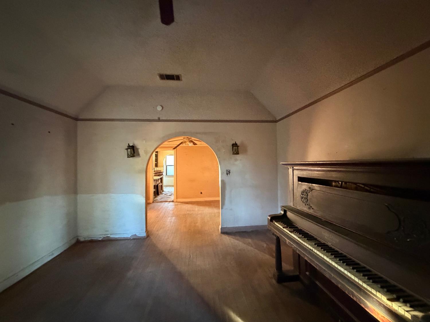 724 W Yosemite Ave, Madera, CA 93637