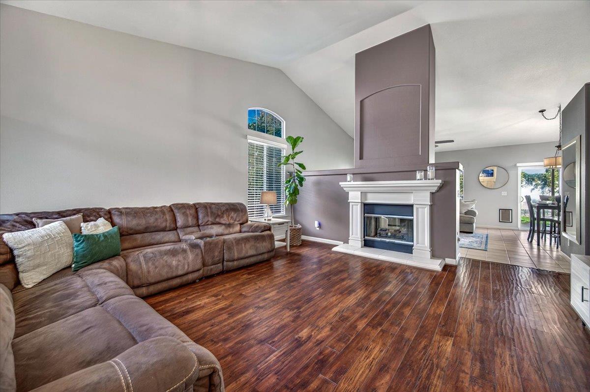 1190 E Carnoustie Ave, Fresno, CA 93730