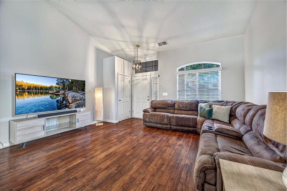 1190 E Carnoustie Ave, Fresno, CA 93730