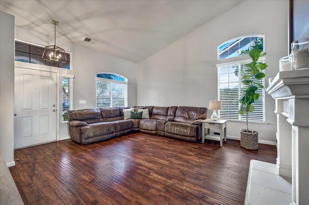 1190 E Carnoustie Ave, Fresno, CA 93730