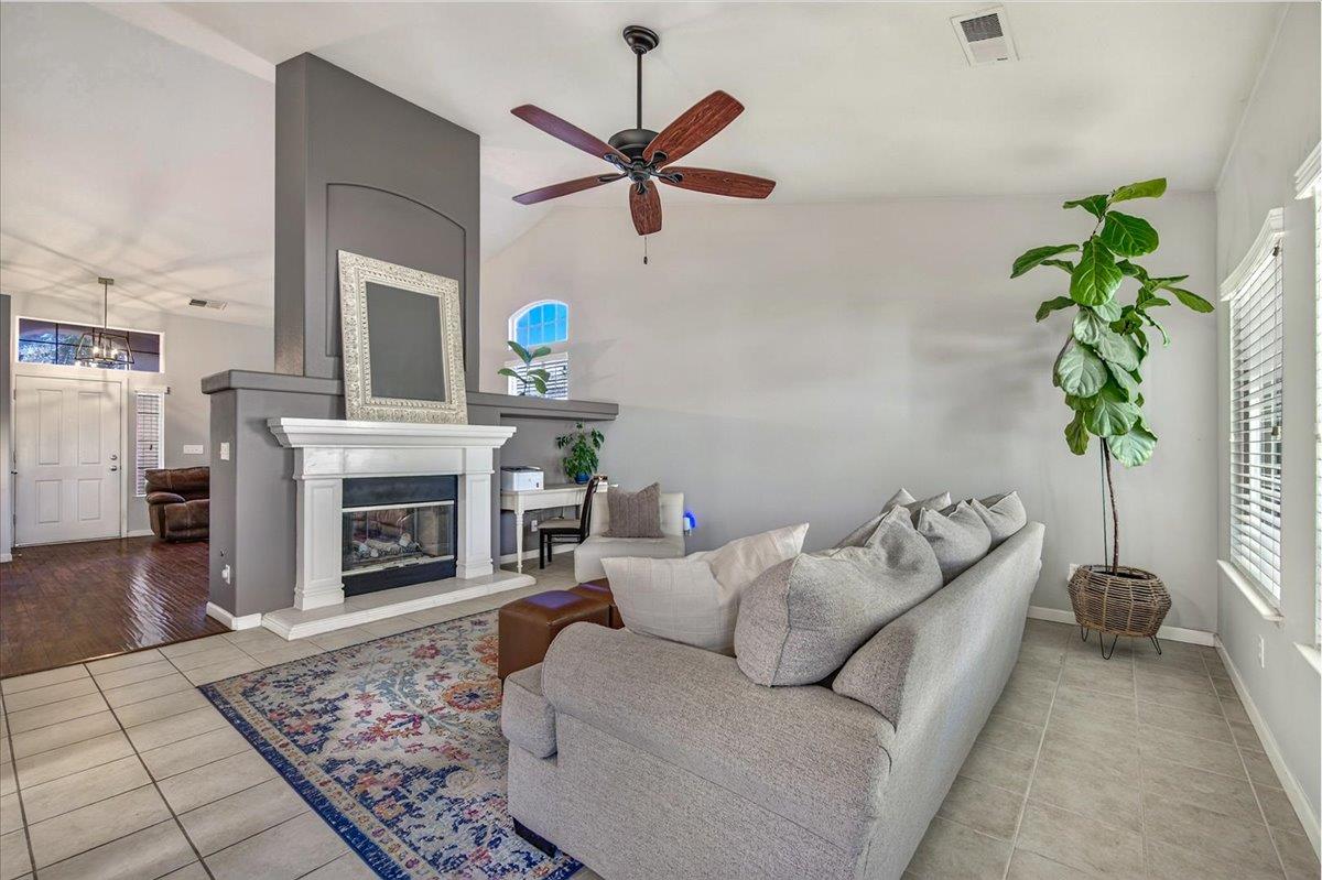 1190 E Carnoustie Ave, Fresno, CA 93730