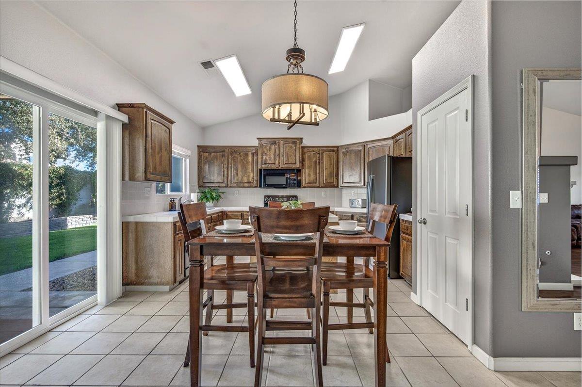 1190 E Carnoustie Ave, Fresno, CA 93730