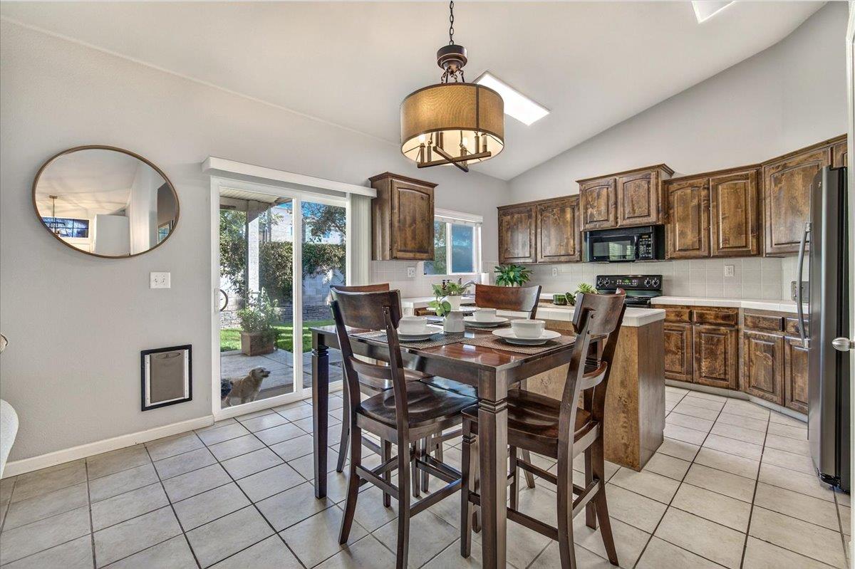 1190 E Carnoustie Ave, Fresno, CA 93730