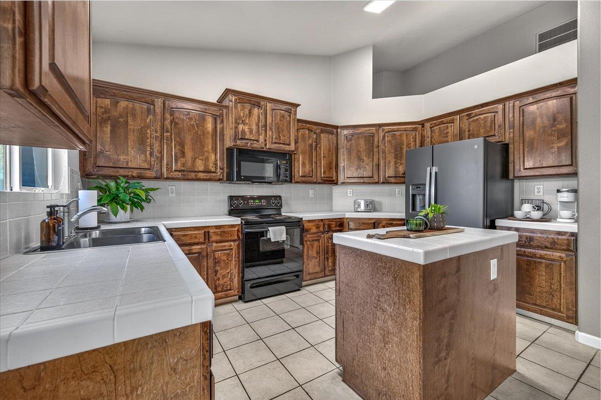 1190 E Carnoustie Ave, Fresno, CA 93730