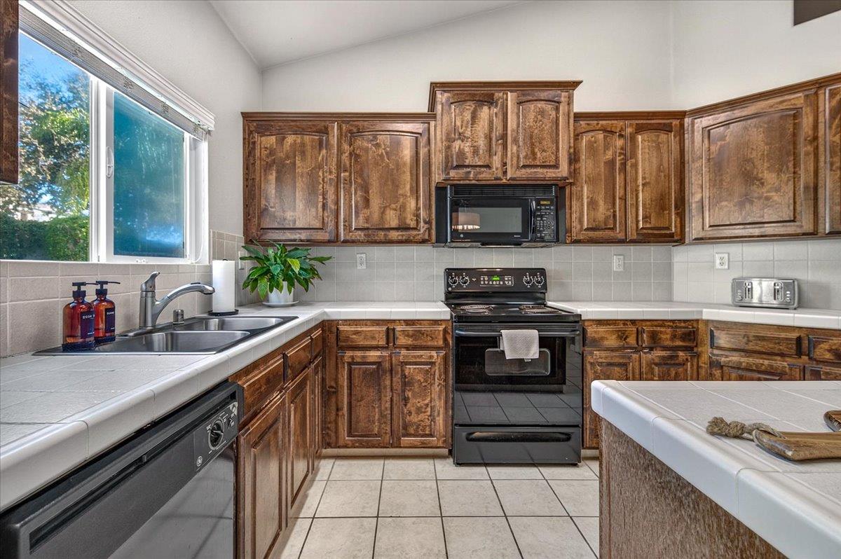 1190 E Carnoustie Ave, Fresno, CA 93730