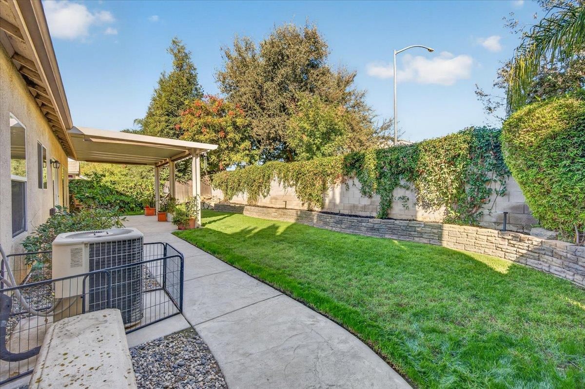 1190 E Carnoustie Ave, Fresno, CA 93730