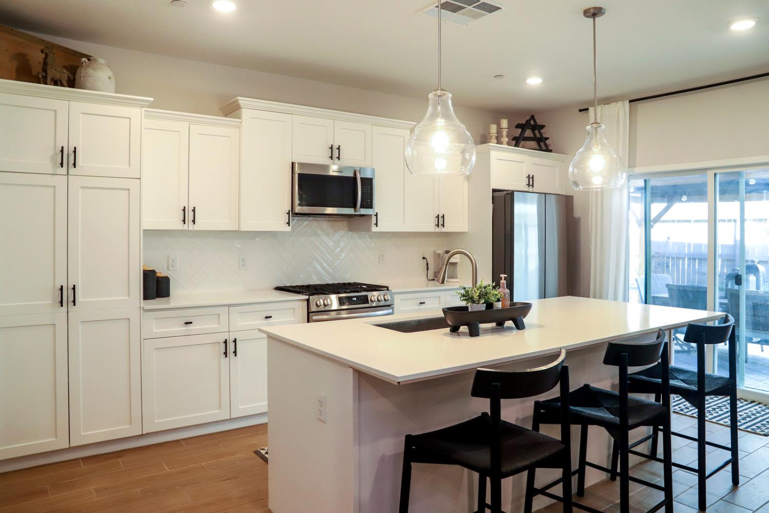 831 Ponderosa Way W, Madera, CA 93636