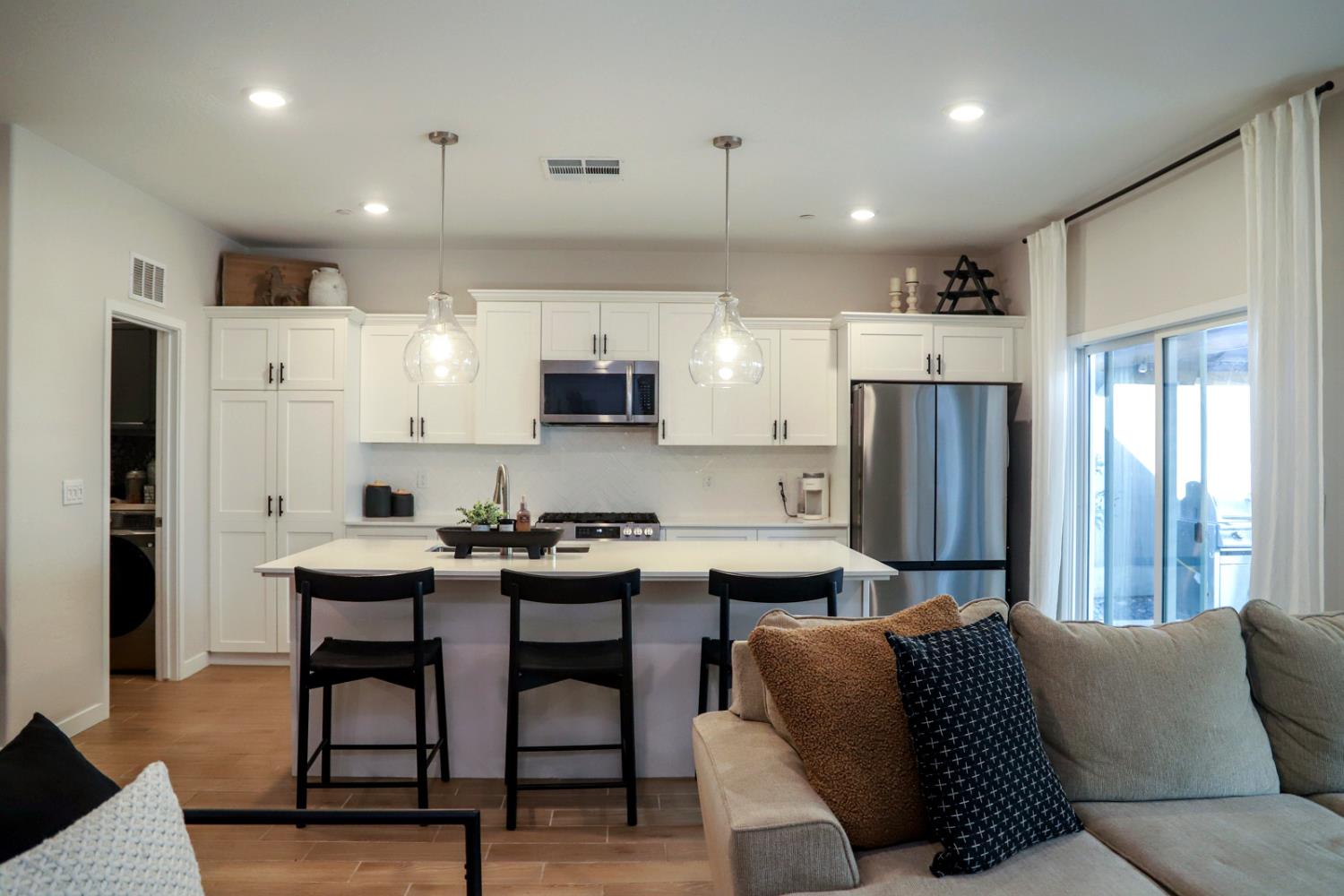 831 Ponderosa Way W, Madera, CA 93636