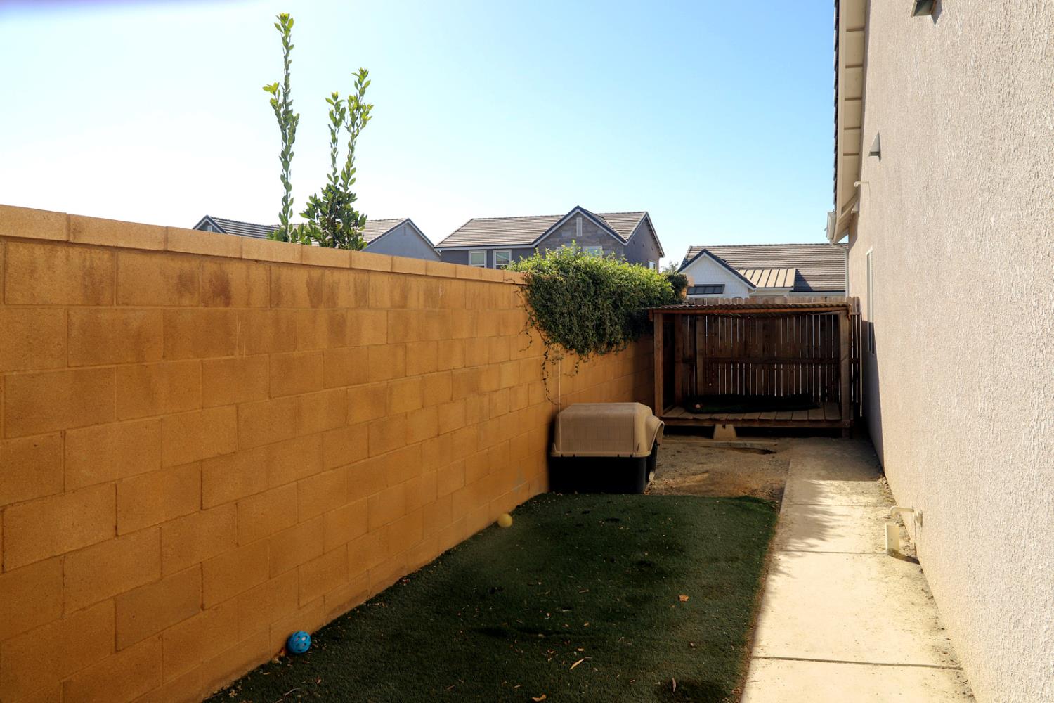 831 Ponderosa Way W, Madera, CA 93636