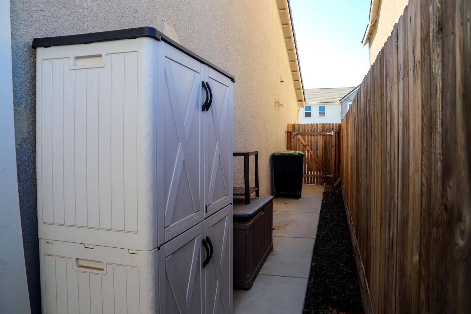 831 Ponderosa Way W, Madera, CA 93636
