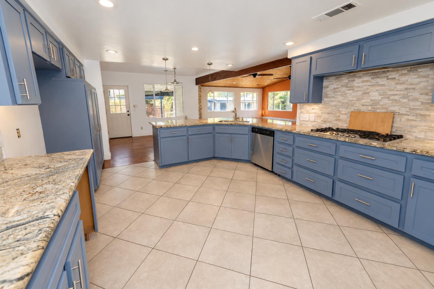 1718 S Inverness Way, Fresno, CA 93727