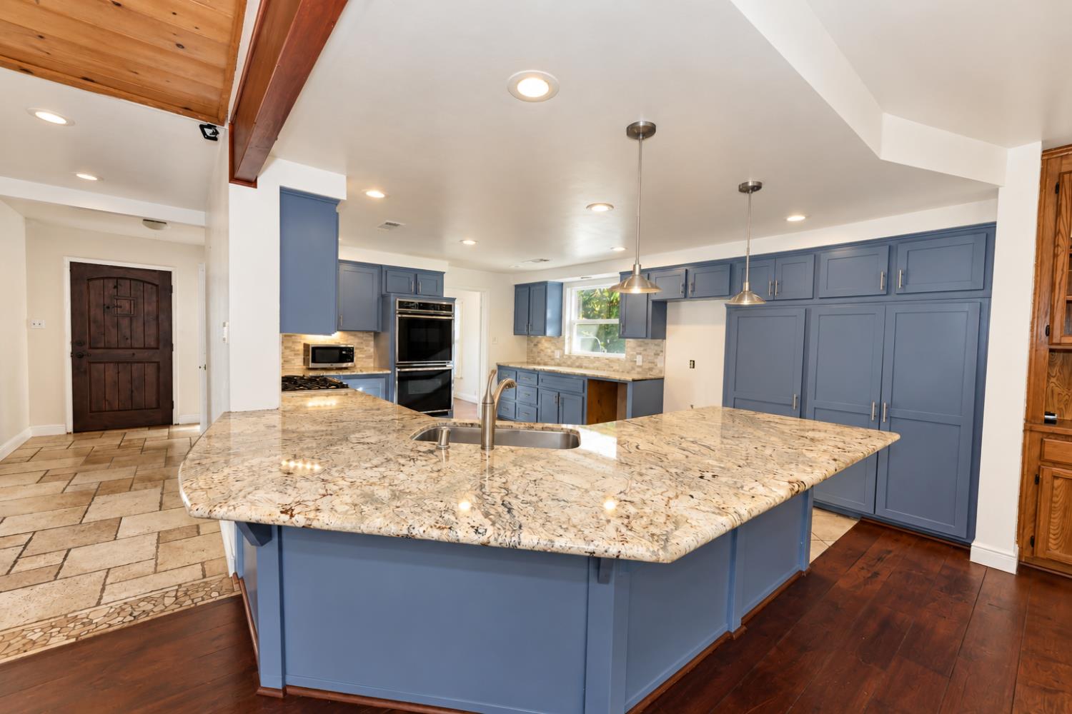 1718 S Inverness Way, Fresno, CA 93727