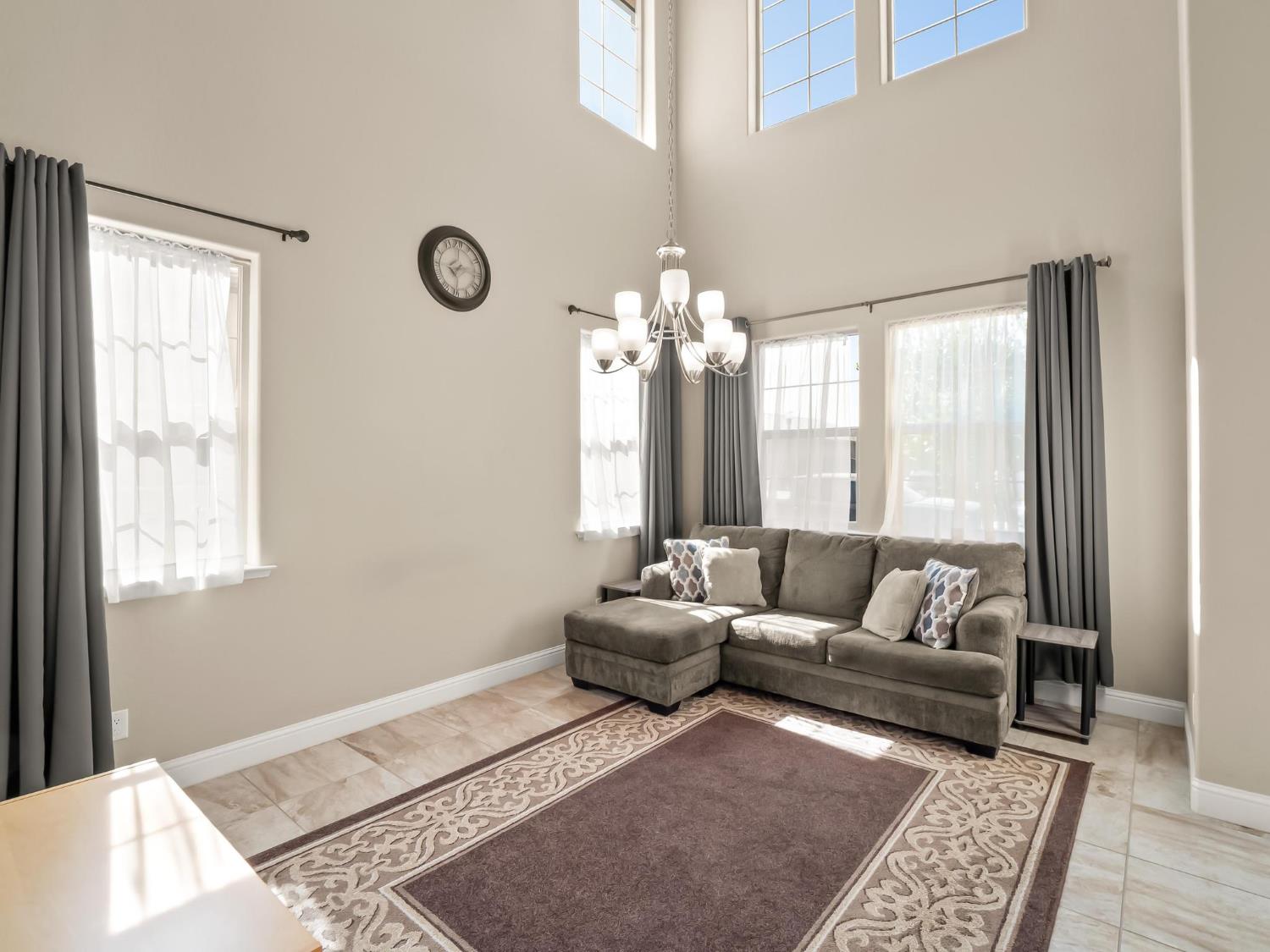 2710 N Laverne Ave, Fresno, CA 93727