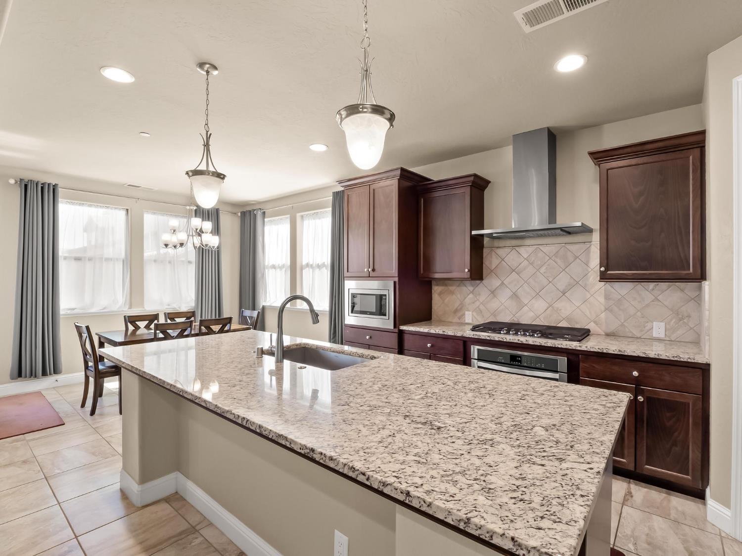 2710 N Laverne Ave, Fresno, CA 93727