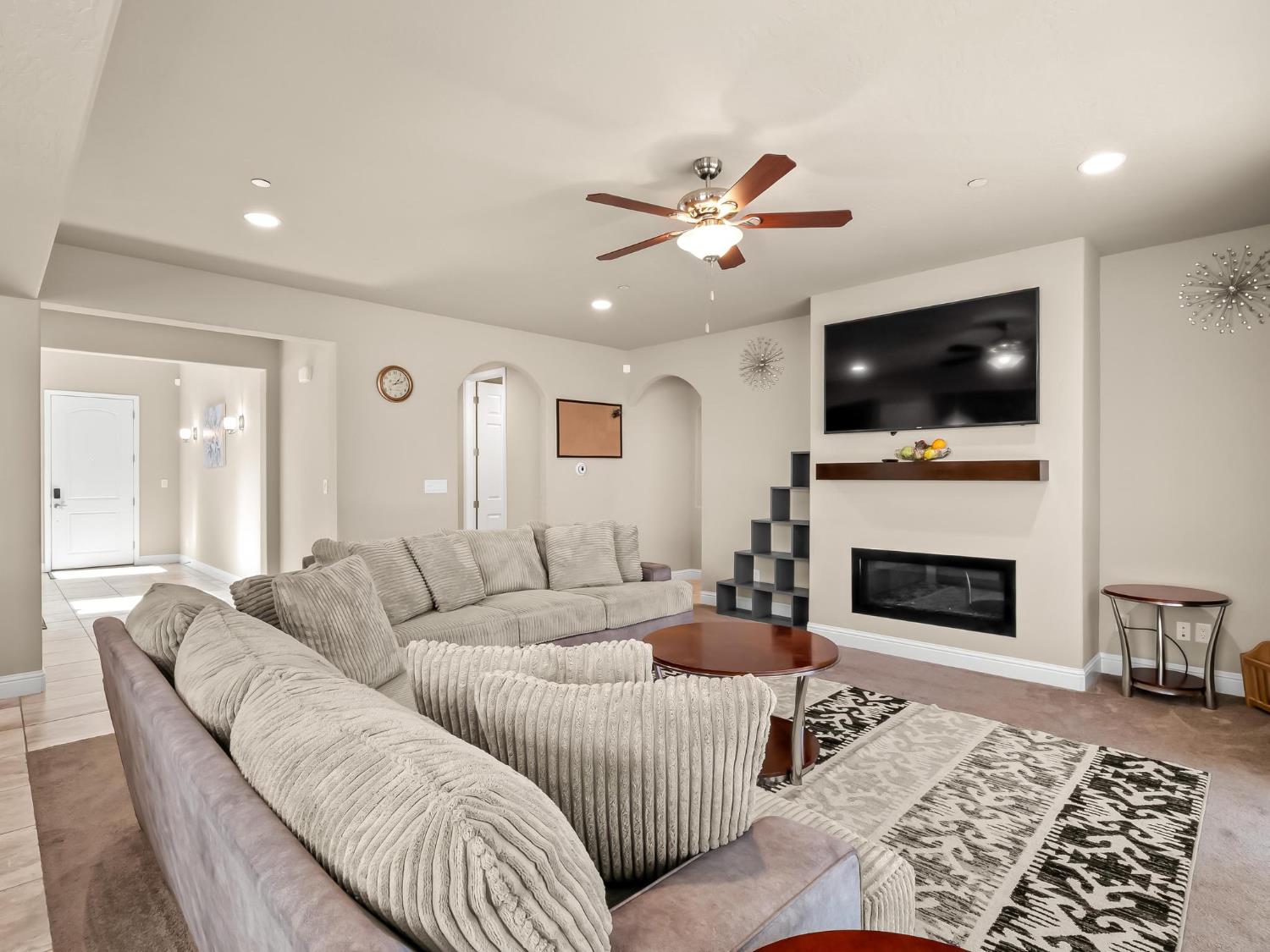 2710 N Laverne Ave, Fresno, CA 93727